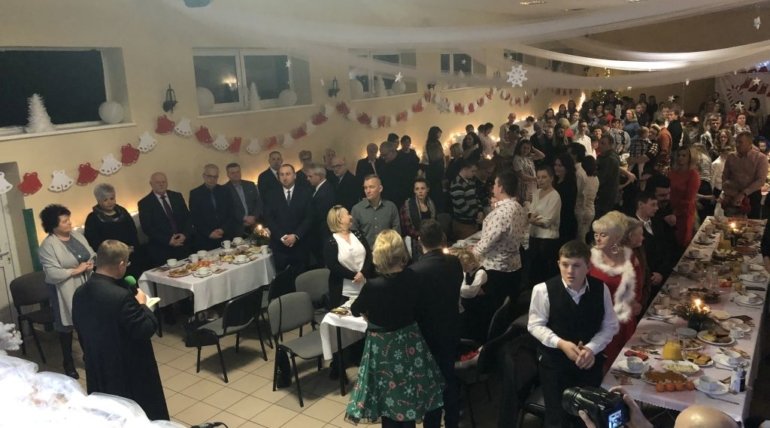 Zbliża się magiczny czas- czas Bożego Narodzenia… Pośród całego zabiegania codziennością bliscy sobie ludzie zasiadają wspólnie do wieczerzy- do stołu, który symbolizuje jedność i bliskość.
