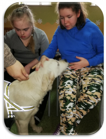 zajęcia z dog terapii - dziewczynki z psem