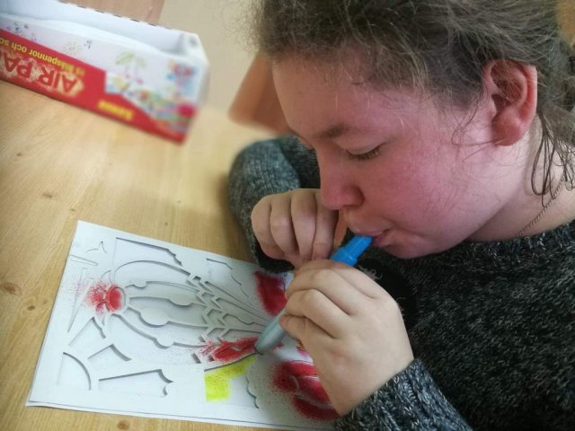 na zdjęciu dziewczynka malująca pracę plastyczną