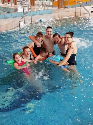 zajęcia na basenie - na zdjęciu grupa dzieci z paniami terapeutkami w basenie z hydromasażem