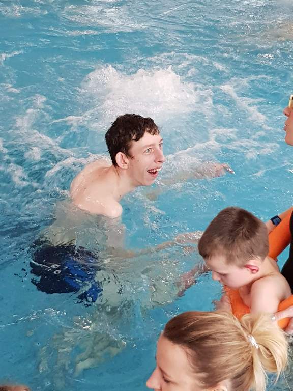 zajęcia na basenie - na zdjęciu dwójka dzieci i pani terapeutka w basenie z hydromasażem